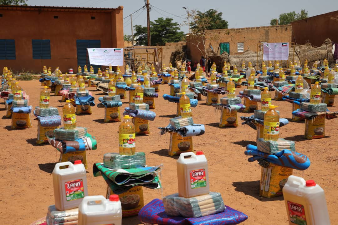 Poursuite ce matin de la caravane humanitaire de la fondation Tattali iyali au profit des personnes victimes des inondations dans la ville de Niamey 
Ce don est composé de 500 sacs de riz, 500 cartons de pattes alimentaire, de 500 bidons de 5 litres d'huile et de 500 nattes.