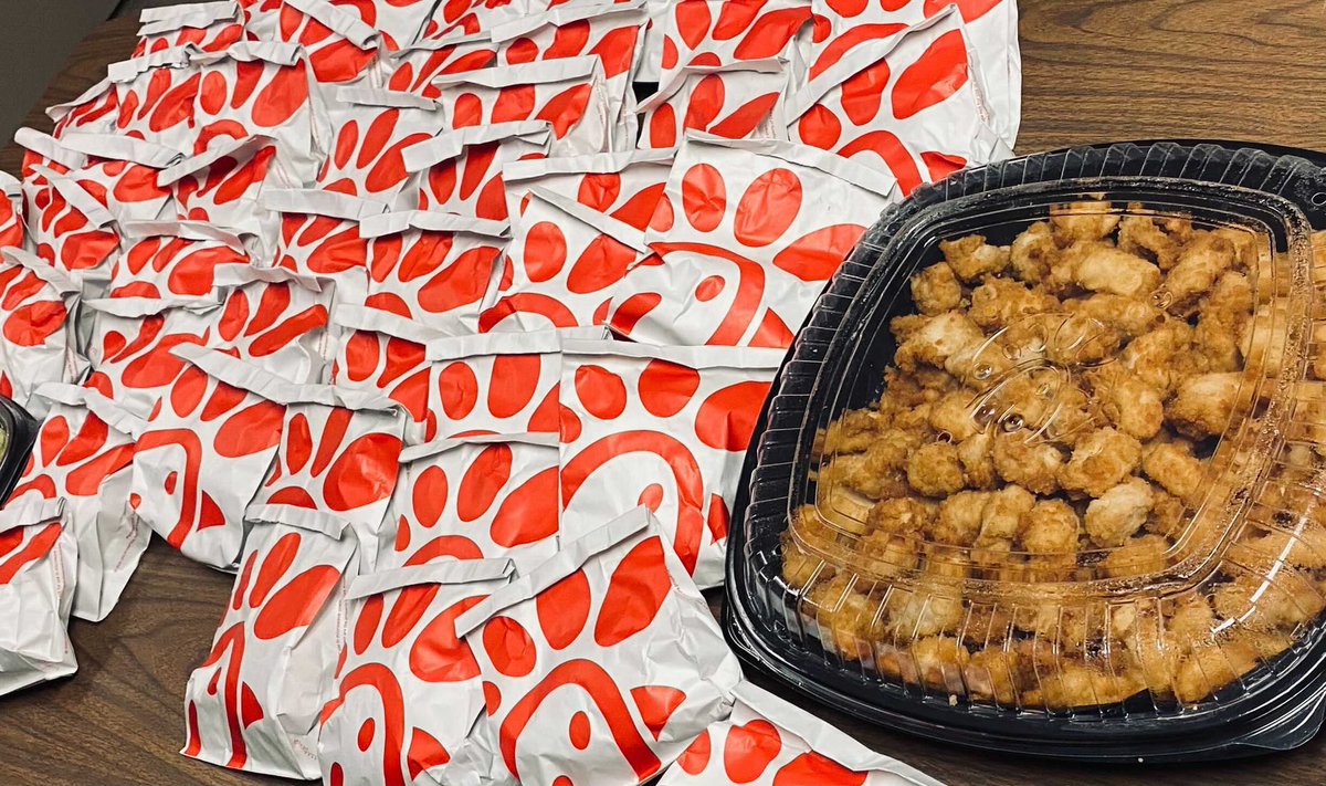 FundtheFirst's tweet photo. After a successful #FeedtheFirst campaign by a USC alumni on our platform, Fund the Firstโs Ashton Reagin took the ride to meet with the campus police department and provide over 50 Chick-Fil-A meals!
#fundthefirst #onefamilyonemission #firstresponders #military @USCPD https://t.co/0pQzc5Oxzu