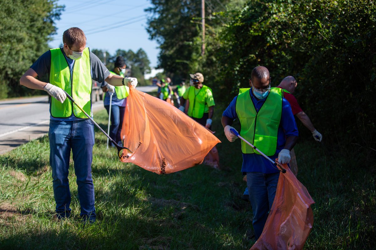 AscendMaterials's tweet photo. Ascend Cares volunteers in Greenwood cleaned up the highway leading to the site. It's a great opportunity to volunteer while social distancing and help keep our community clean. #dayofcaring #wecare #WhyIAscend https://t.co/fQGJx7jbsF