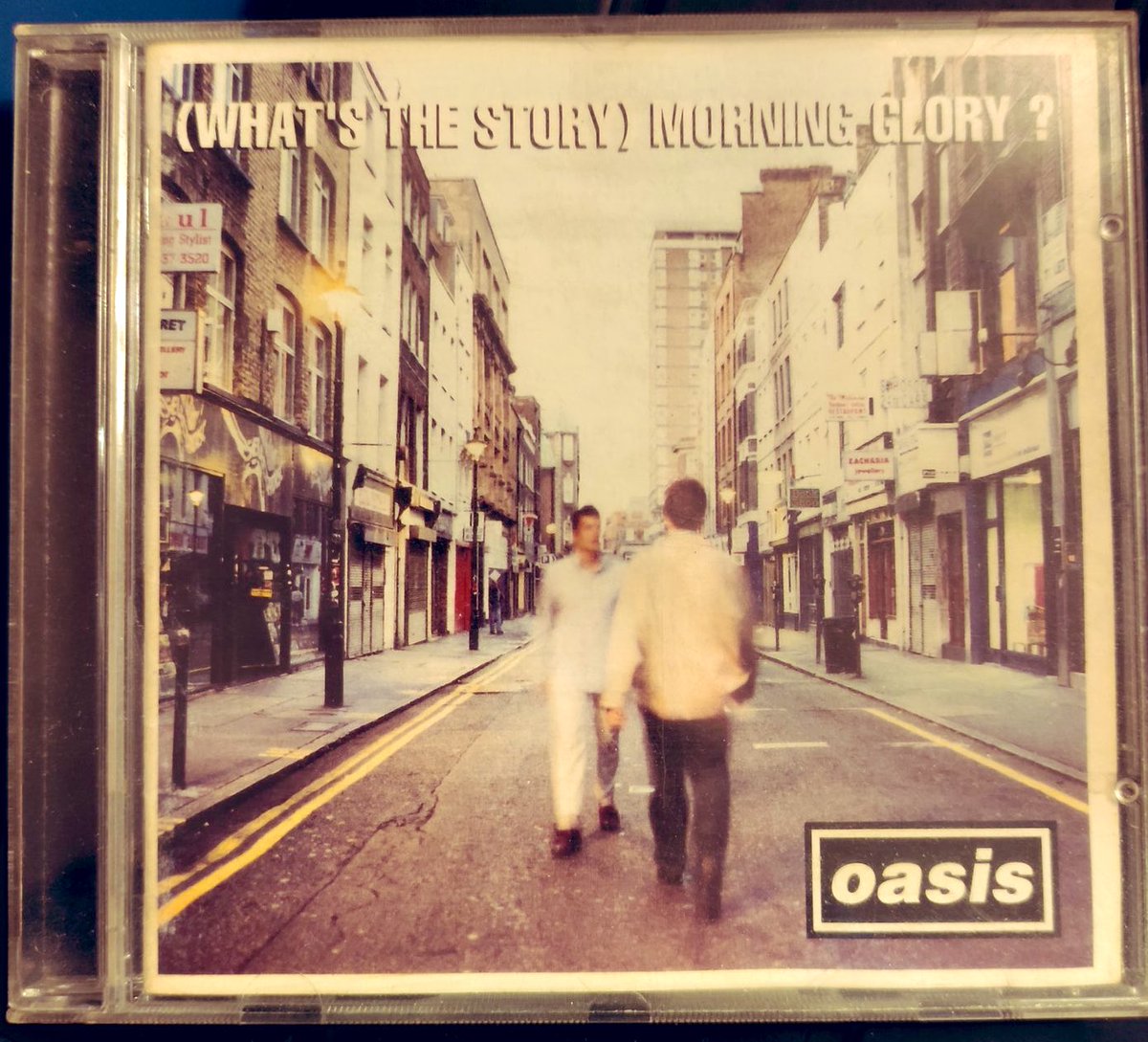 Andysaro's tweet image. #Wonderwall, e va bene. #Dontlookbackinanger, figurati. Ma a distanza di 25 anni, a me, #ChampagneSupernova manda ancora in un altro luogo sconosciuto. Millennials, mollate sto k di Spotify e comprate questo disco. #Oasis #25Years