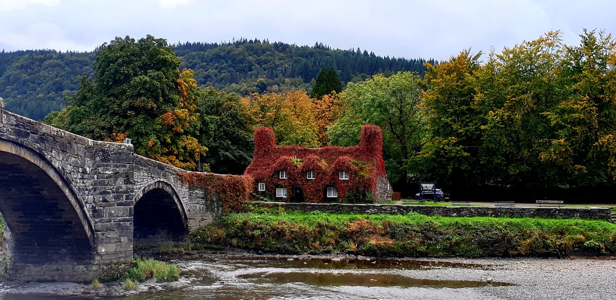 @TuHwntirBont drove to here the other day, our favourite scenery spot 🧡🍁🍂