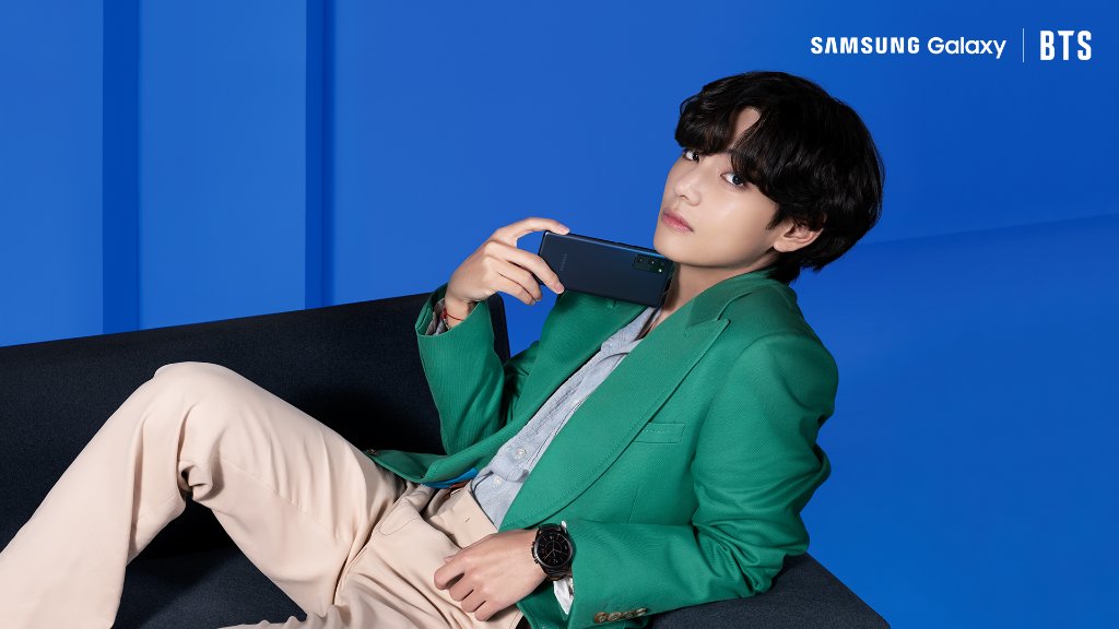 SamsungMobileUS's tweet image. #V is swaggin’ with #GalaxyS20FE 5G in Cloud Navy. 💜  #GalaxyxBTS @BTS_twt

Available now smsng.us/S20FE5G