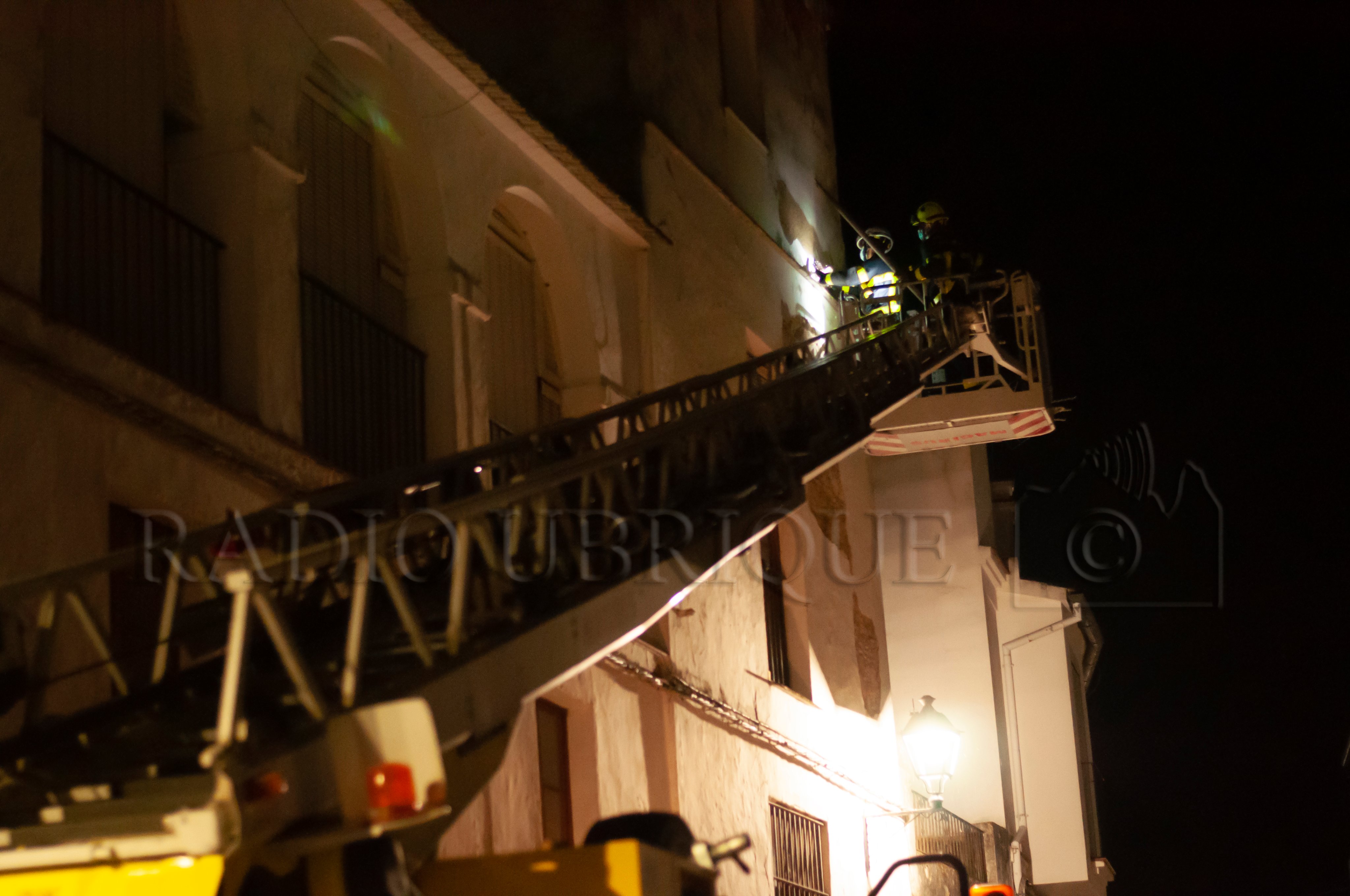 Radio Ubrique en Twitter: "Efectivos del Parque de Bomberos han procedido esta noche a asegurar la fachada de una vivienda en la calle Serafín Bohórquez. Las rachas de viento de esta tarde habían provocado desprendimientos en dicha fachada que caían sobre el acerado y la calzada sin provocar daños. https://t.co/ESUVfd0CPI" / Twitter