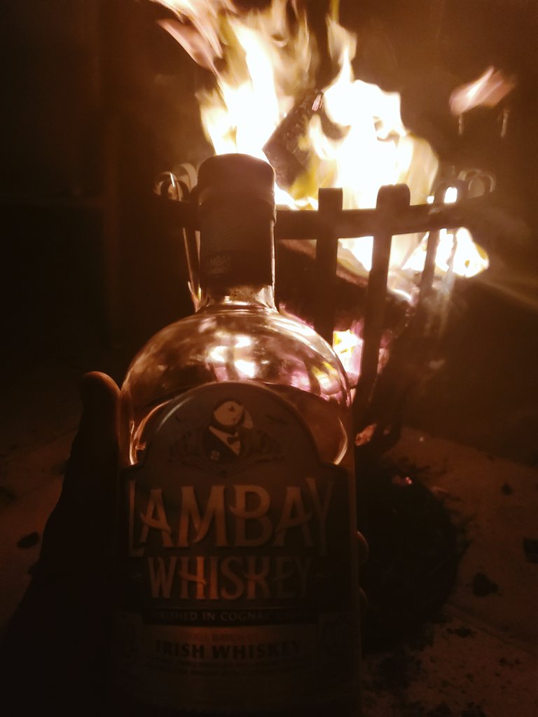 The night is complete @LambayWhiskey 🥃 #Uncorktheunique