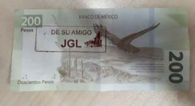 telediariomty's tweet photo. ¡SORPRENDEN! 😮💵

Billetes con leyenda de #ElChapo salen de cajeros automáticos en #Culiacán 

▶ https://t.co/lQl3MLtWzx https://t.co/Z5uHUEobIP