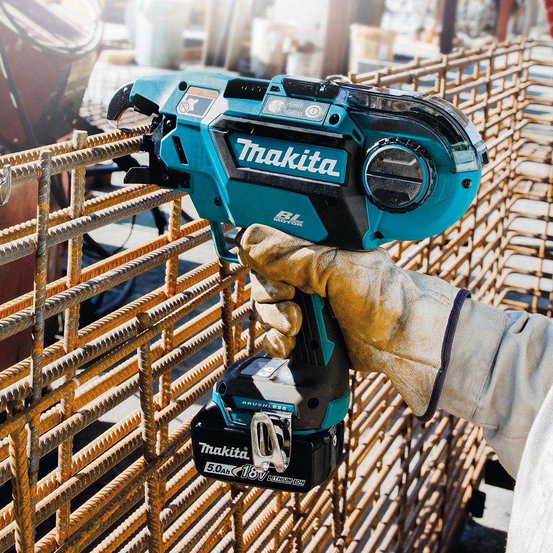 The 18V LXT Brushless Rebar Tying Tool has a tying capacity of up to 5,300 ties of #3 x #3 diameter rebar on a single charge of an 18V LXT 5.0Ah Battery, which is twice the run time of the leading cordless competitor in the category. 
makitatools.com/products/detai…
#makitausa #xrt01