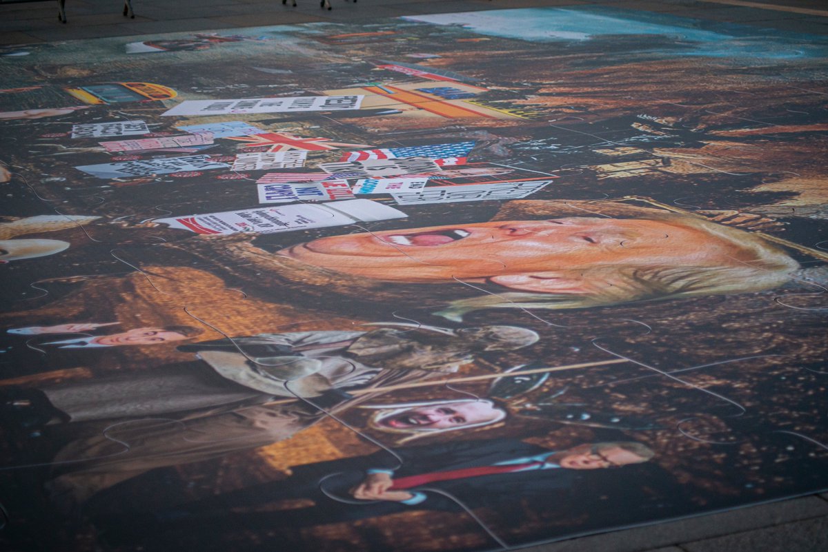 Images of @Coldwar_Steve's installation of a giant Trumpscape jigsaw down at the Pier Head by the Liver Buildings! [1of2]
.
#coldwarstevemeetstheoutsideworld #art #artinliverpool #installation #liverpool #liverbuildings #collage #pierhead #trump #donaldtrump #covid19 #trumpcovid