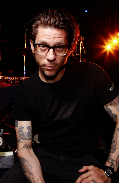 Skull_of_Rock's tweet image. 02 de octubre de 2003. El musico #ATOMWILLARD, componenente de Rocket From the Crypt, se convierte en el nuevo batería de la banda Offspring.