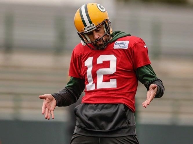 herooine's tweet image. The Packers are 3-0, leading the league in ppg, have 0 turnovers, and fans still choose to be unhappy. 

Miss me with that shit.