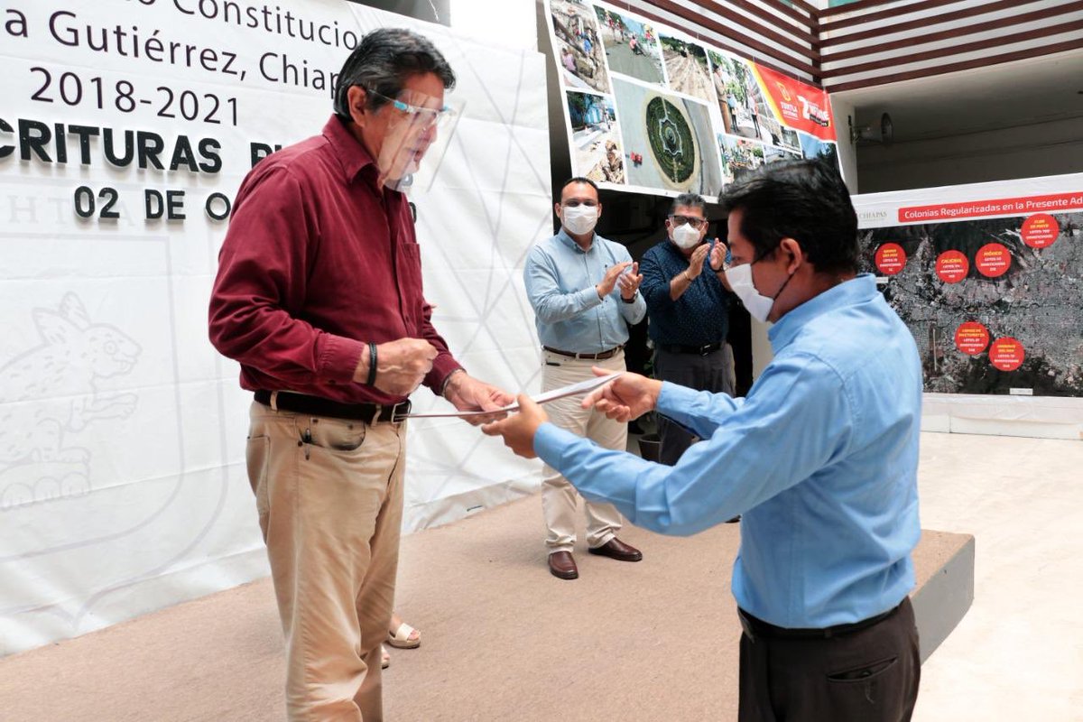 CarlosMoralesV_'s tweet photo. Con la entrega de 67 escrituras el día de hoy damos certeza jurídica al patrimonio de igual números de familias beneficiadas, cumpliendo de esta manera con una responsabilidad y una obligación del gobierno municipal. #TuxtlaGutiérrez @TuxtlaCapital https://t.co/AeLsFN1RG4