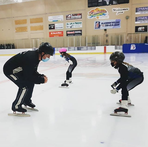 viaSportBC's tweet photo. Let’s head into the weekend keeping ourselves, our teammates and coaches safe. 👏

Remember to follow the guidelines laid out by your sport organization to keep your community healthy.

https://t.co/fLP8up0AoY 
Photo by: Kamloops Long Blades Speed Skating https://t.co/uLClUCQKNr