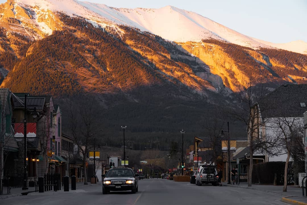 Lately, we've had some impressive sunsets in the Bow Valley. Come join us in admiring this beautiful show that mother nature puts on for us every evening. #canmore #lovecanmore 📸 <a href="/tourra/">latourra williams</a>⁠