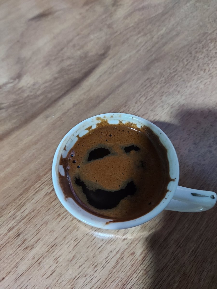 Melis_101's tweet photo. Kahvem bile gülüyor 😀
 Hayat bana gğzel..
#KirmiziOda
#KırmızıOda https://t.co/JaGDDHkvju