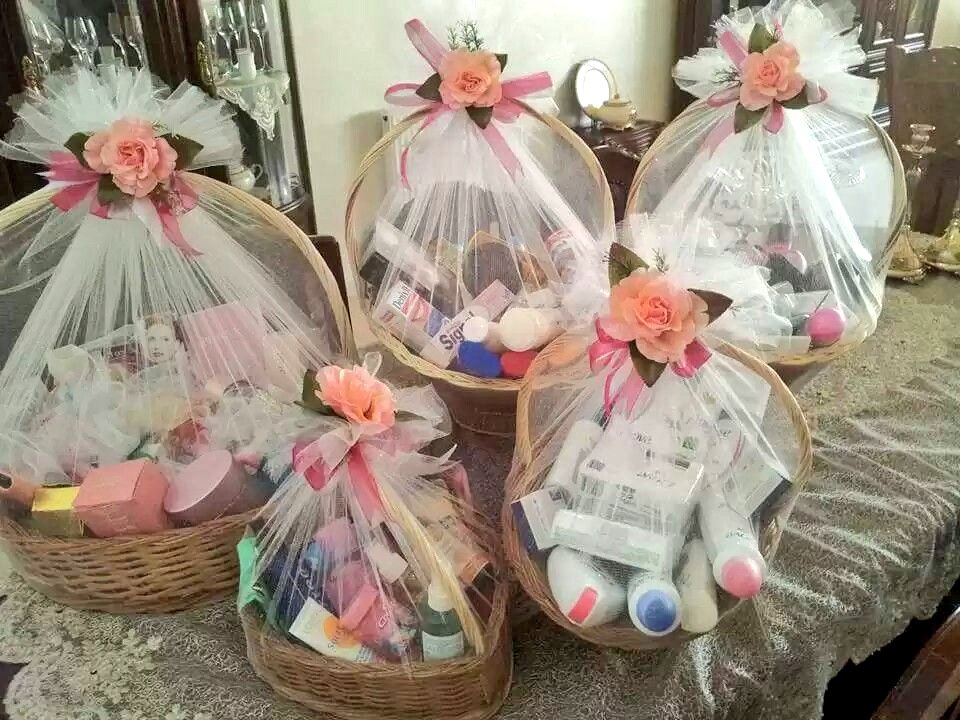 Step 3: The Sabboun & Hazen Farch (zhez)These days mark the beginning of the Tunisian wedding week.The female relatives of the bride prepare the "Trousseau" (beddings, clothes, kitchen services, appliances etc) & expose them in front of the family in nicely decorated baskets