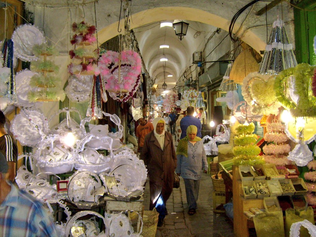 Step 3: The Sabboun & Hazen Farch (zhez)These days mark the beginning of the Tunisian wedding week.The female relatives of the bride prepare the "Trousseau" (beddings, clothes, kitchen services, appliances etc) & expose them in front of the family in nicely decorated baskets