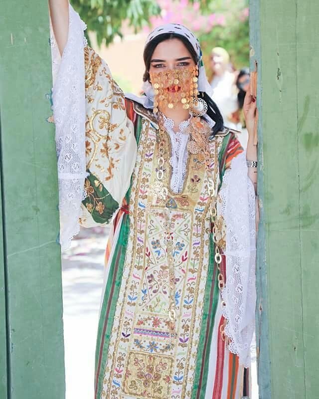 Step 4: The HammamThe bride, her close female relatives and her friends go to the hammam (~spa)dressed in a traditional dress and covered in sefseri or Haïk. They carry hammam baskets with traditional motifs.It's a relaxing girls-only day with chants, dancing and self care.