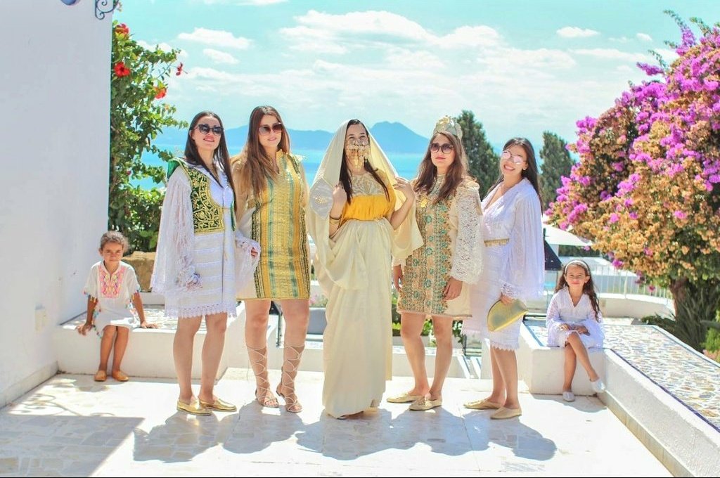 Step 4: The HammamThe bride, her close female relatives and her friends go to the hammam (~spa)dressed in a traditional dress and covered in sefseri or Haïk. They carry hammam baskets with traditional motifs.It's a relaxing girls-only day with chants, dancing and self care.