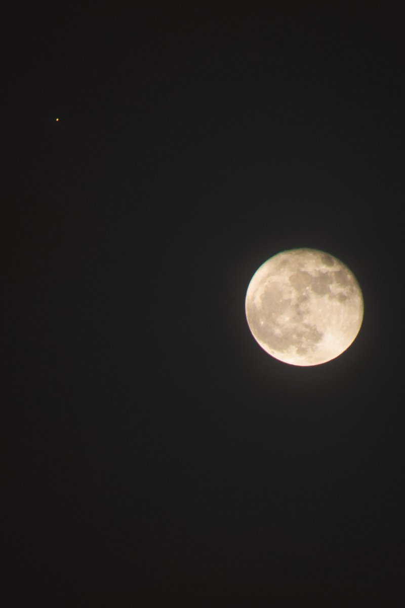 Yosnier_'s tweet photo. mars and the moon are looking pretty cute tonight https://t.co/VBmfu1MjGK