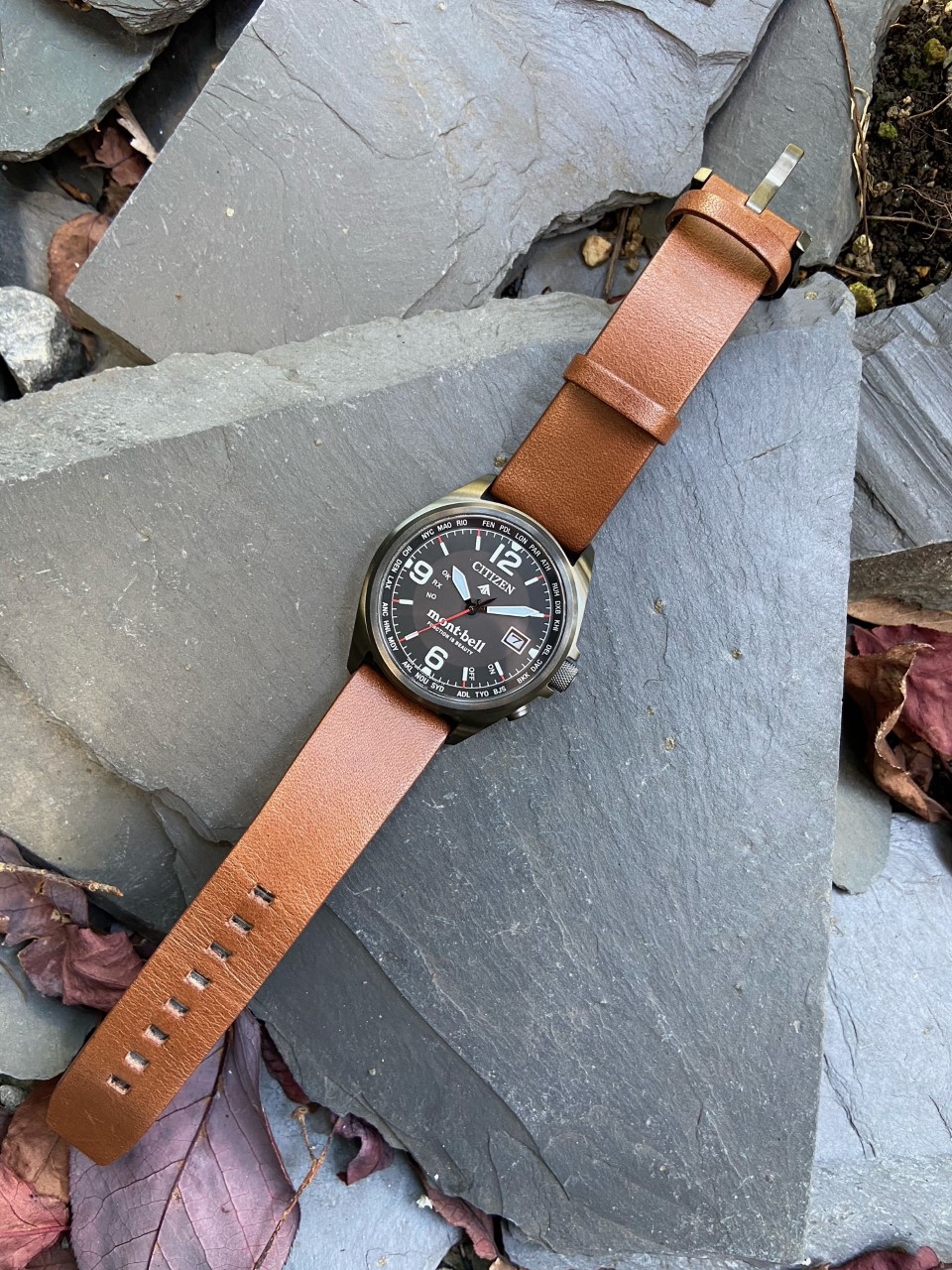 Citizen シチズン時計 公式 プロマスター モンベル コラボモデルを着けてみました 秋にぴったりな革バンド 最初のうちは固い革も 使っていくうちに段々と腕に馴染みます アウトドアでもテンションの上がる一本です 製品の詳細はこちらから