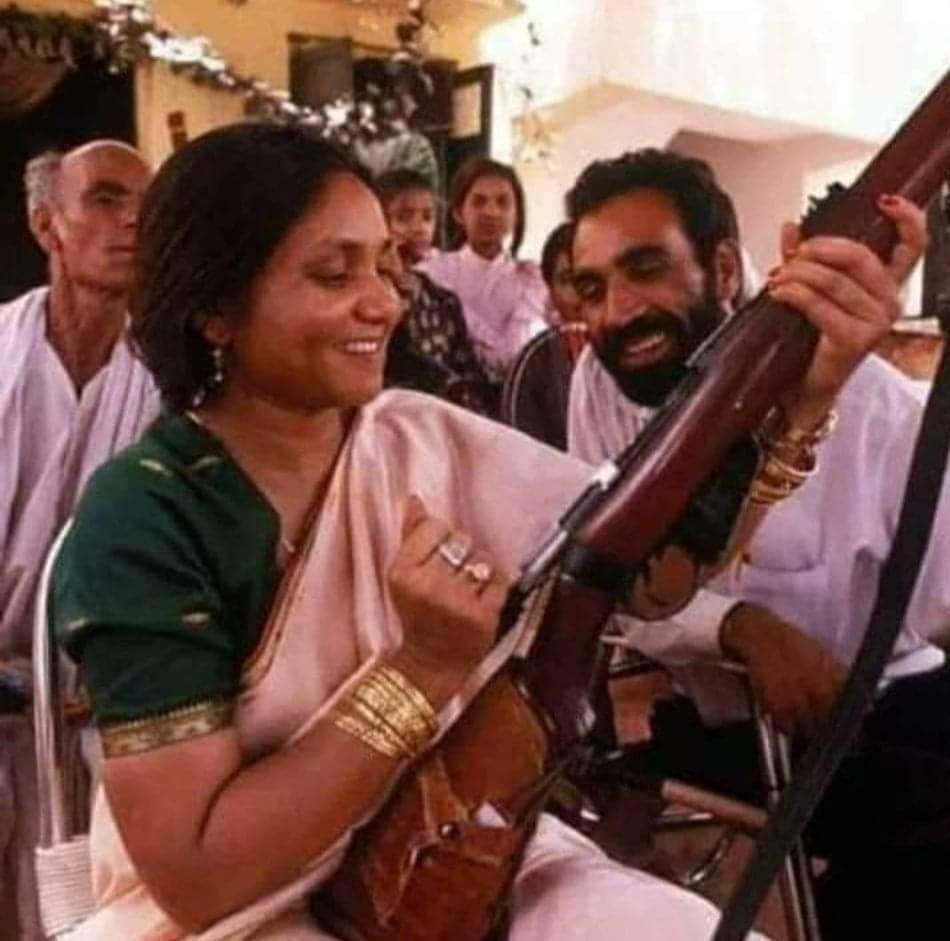 बलात्कारियों को सही सजा इतिहास में सिर्फ एक ही महिला ने दी थी.
22 बलात्कारियों को एक लाइन में खड़ा करके सीने में गोली मारी थी 

#फूलन_देवी