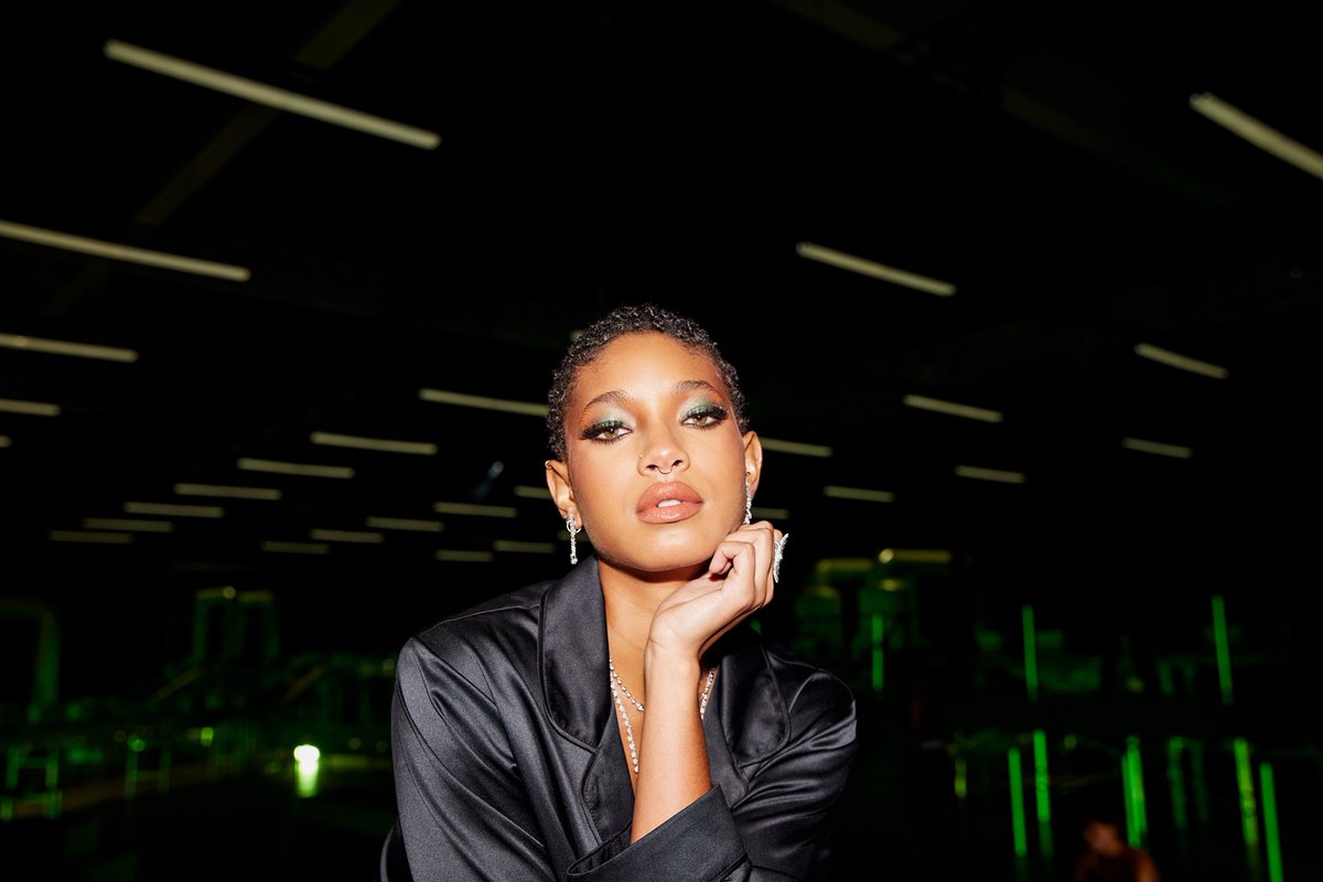 fentybeauty's tweet photo. WHEW!🔥 @OfficialWillow was puttin' in WERK at the @SavageXFenty show rockin:
#PROFILTRSOFTMATTEFOUNDATION / #PROFILTRCONCEALER / #MATCHSTIX / Cream Blush / #KILLAWATT / #INVISIMATTE / #SNAPSHADOWS 10 in 'Money' / #DIAMONDBOMB / #FLYLINER / #FULLFRONTALMASCARA / #MATTEMOISELLE https://t.co/XlfHAQKnku