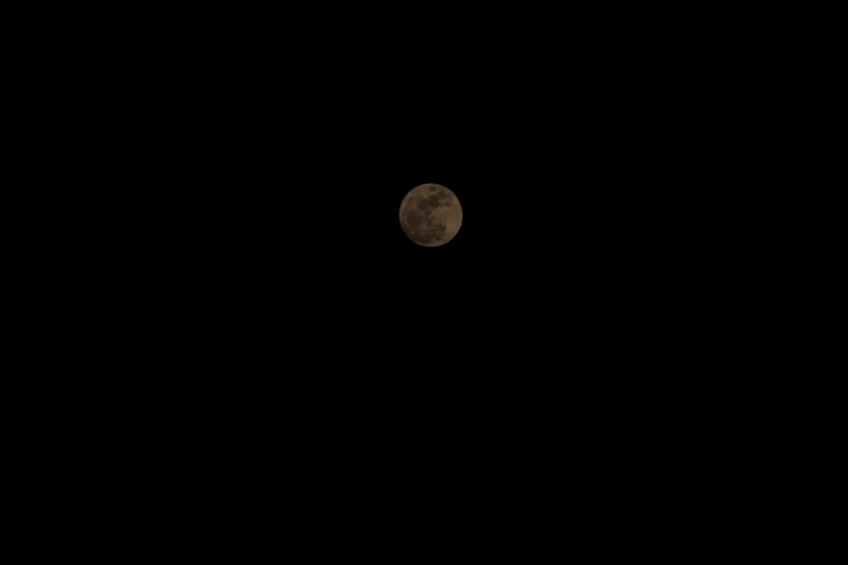 2 days ago, it was mooncake day and i saw the moon's was brownish yellow color. so i thought i snap a picture of it. right is the edited version (i just cranked up the brightness only) the left is the original version