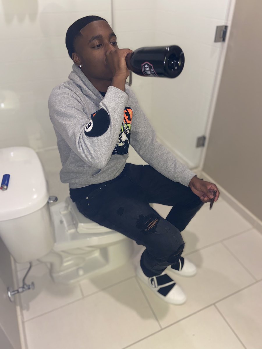 twhit2x's tweet photo. FckEmWeBall🤞🏾 #dub #1double0 https://t.co/9meepqCYtA