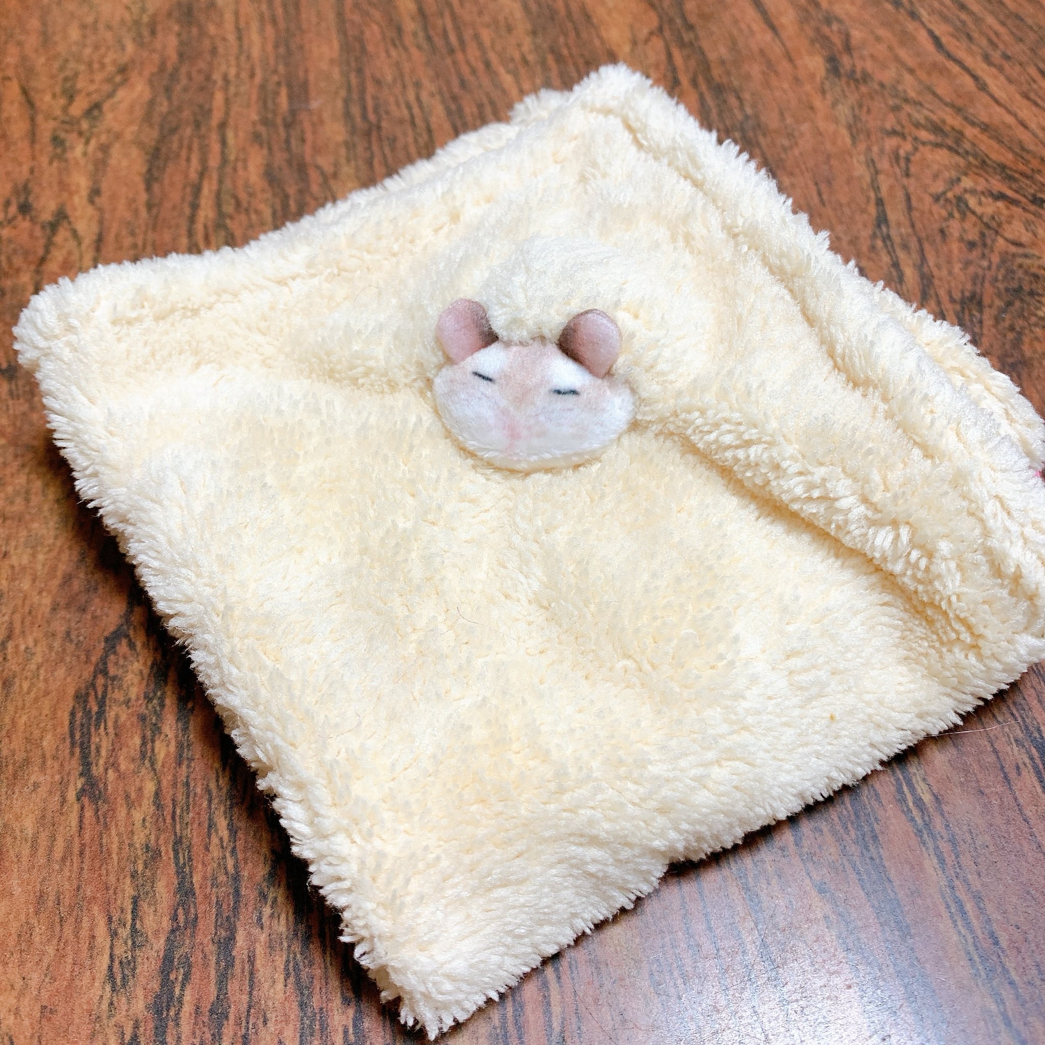 世紀末 After重版感謝 おがくずに埋もれて眠るハムスターのハンカチもらったんだけどかわいすぎて呼吸止まっちゃった ちゃんとおしりもある すごい かわいい 口に入れたい T Co Rw4iafjha5 Twitter