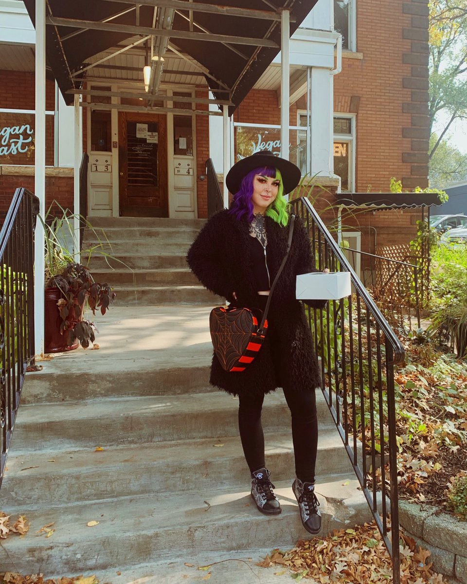 Chilly weather!!! 🎃🍂🕷👻 vegan cupcake run this morning for my lovely salon renters hehe 🧁