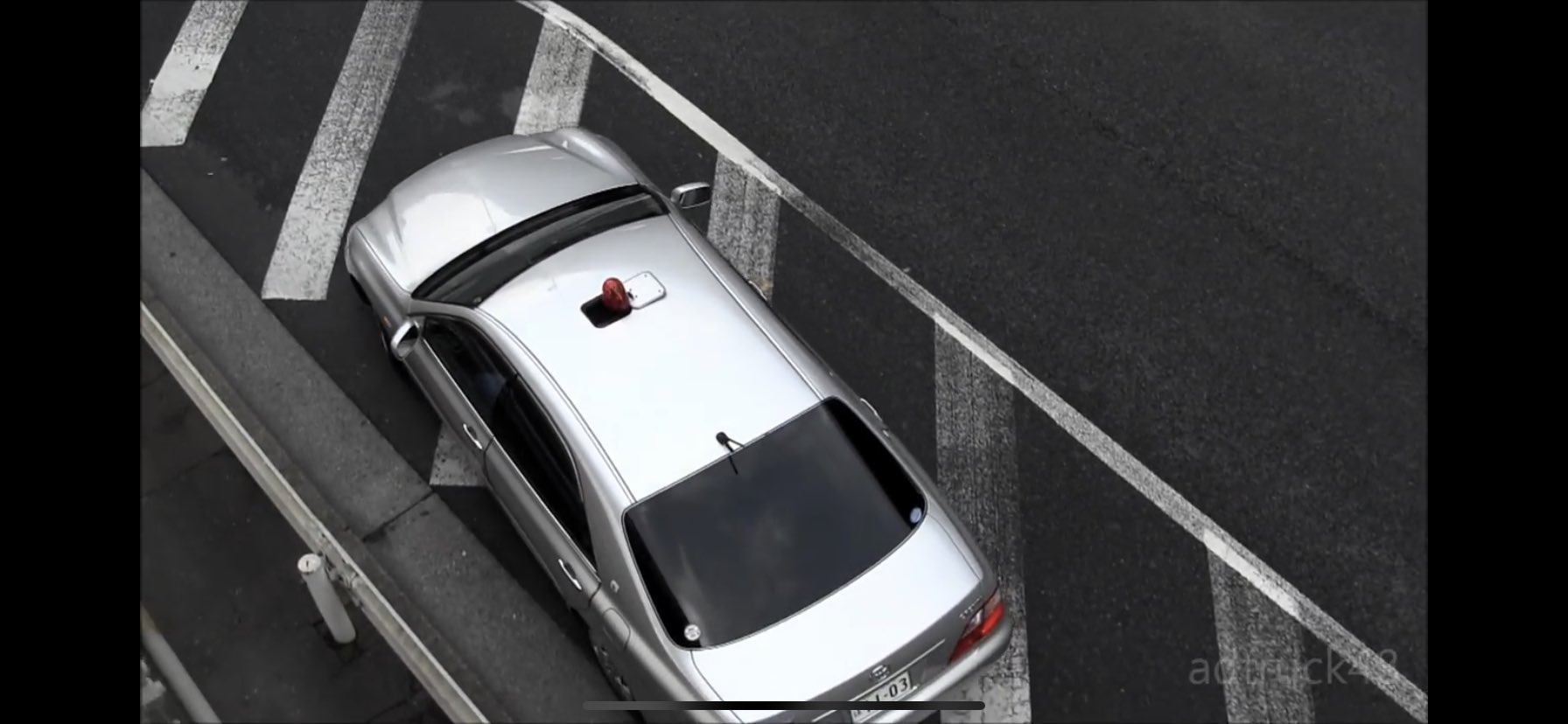 Rag 覆面パトカーの特徴 バックミラーが2枚 アンテナがリアウィンドウ 専用のアンテナを搭載している 乗車人数2名 服装 スモークを貼っている 車の後部にエンブレムがついていない 車の屋根にパトカーランプ 赤色灯 を収納している凹みがある 見分ける