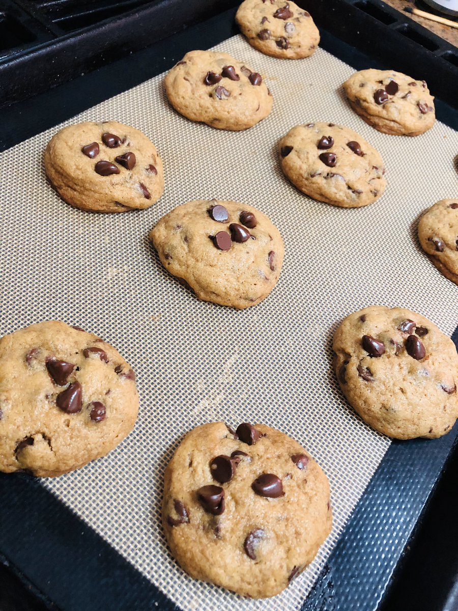 MonicaCC18's tweet photo. Last minute cookies. 🍪
La receta es de mi hija #GiaMing quien ama las galletas suaves y chocolatosas. 😅 https://t.co/bkksVUVMFR
