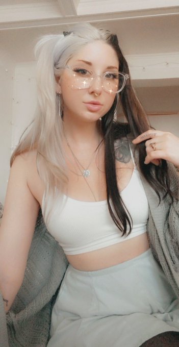 Drop the emoji that makes you think of me in the comments ✨ https://t.co/AgmFJsBfDW