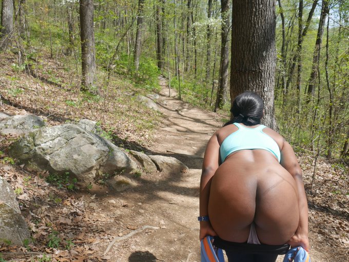 Happy #FlashingFriday! Who wants to join me on my next hike?😉 https://t.co/ZItGO3H765<a href="/tag/flashingfriday"class="tags">#FlashingFriday</a>