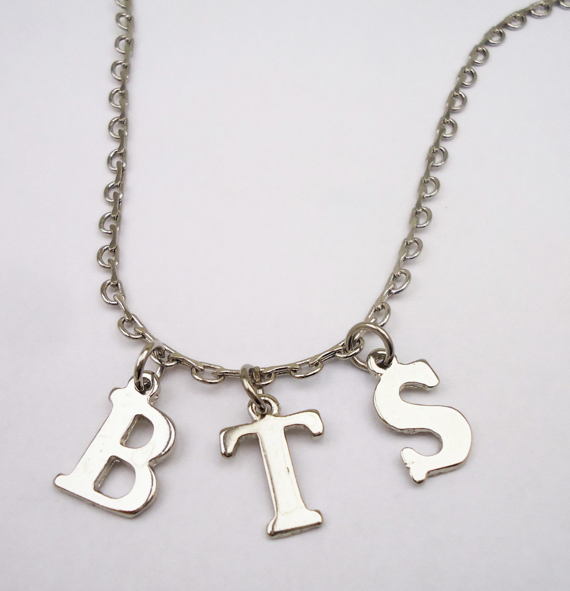BellatrixStore's tweet image. 🍡 Colar BTS níquel
Valor: R$32,50+frete
Pedidos via DM 💌