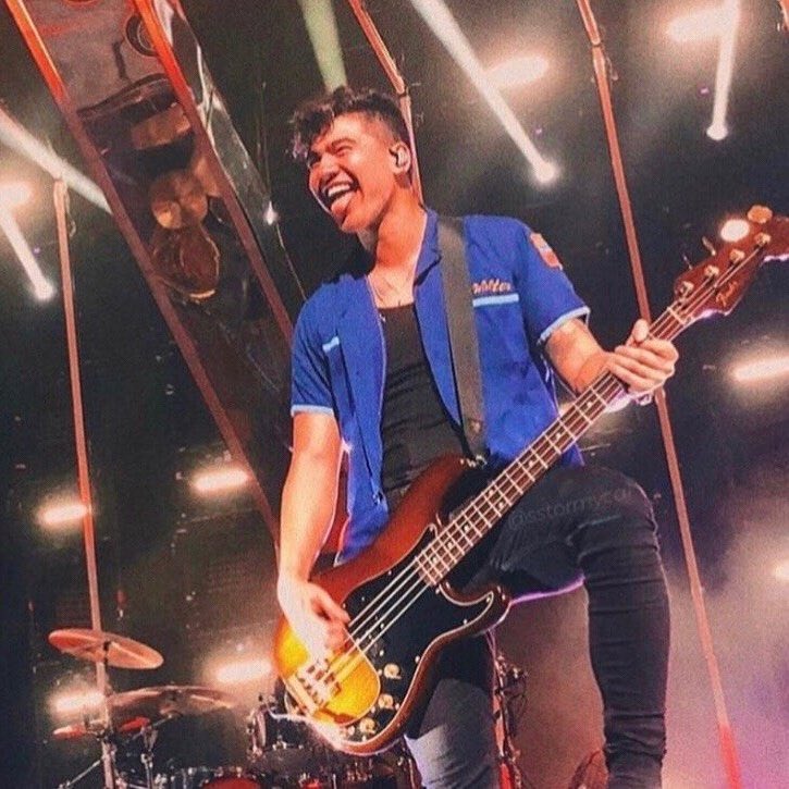 heres a thread of all the calum/malum photos i have on my phone for  @WDBHGCAL because i want her to smile@
