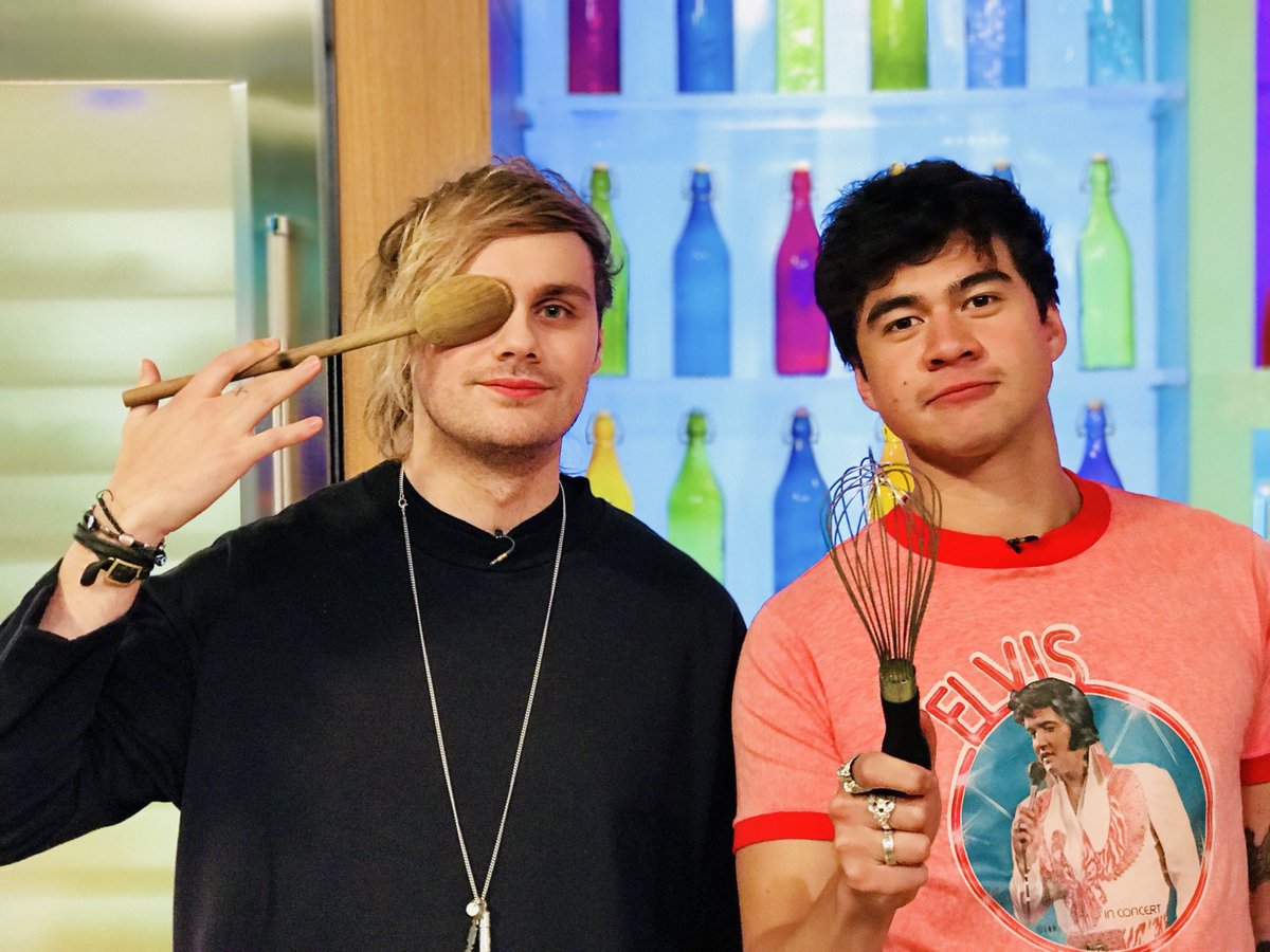 heres a thread of all the calum/malum photos i have on my phone for  @WDBHGCAL because i want her to smile@