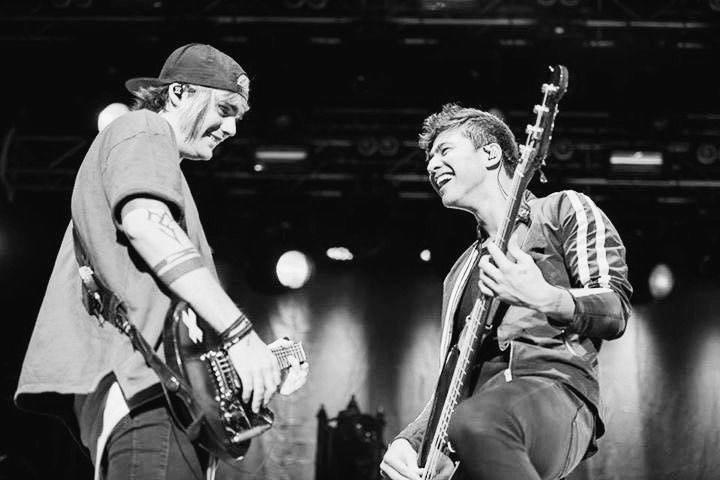 heres a thread of all the calum/malum photos i have on my phone for  @WDBHGCAL because i want her to smile@