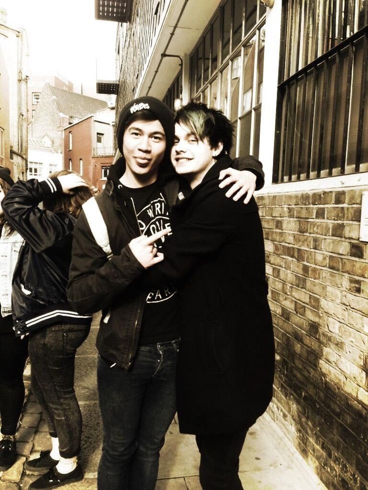 heres a thread of all the calum/malum photos i have on my phone for  @WDBHGCAL because i want her to smile@