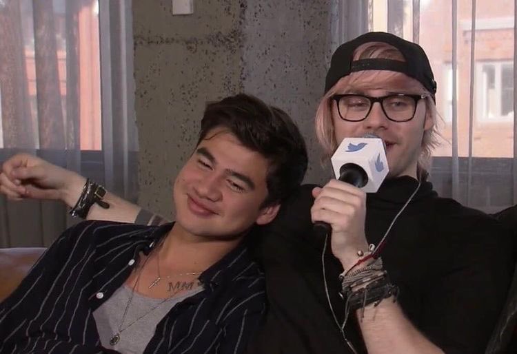 heres a thread of all the calum/malum photos i have on my phone for  @WDBHGCAL because i want her to smile@
