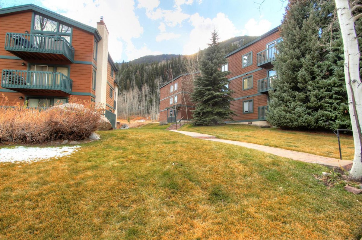 SkyRunVail's tweet photo. An East Vail charmer, 1208 Timber Falls is located in a great complex with many amenities. Perched on the top floor and overlooking the forest and meadow, this condo has plenty of space at nearly 1,100 square feet 🏡 - https://t.co/oFf4te4Ytd https://t.co/0EM17uxXck