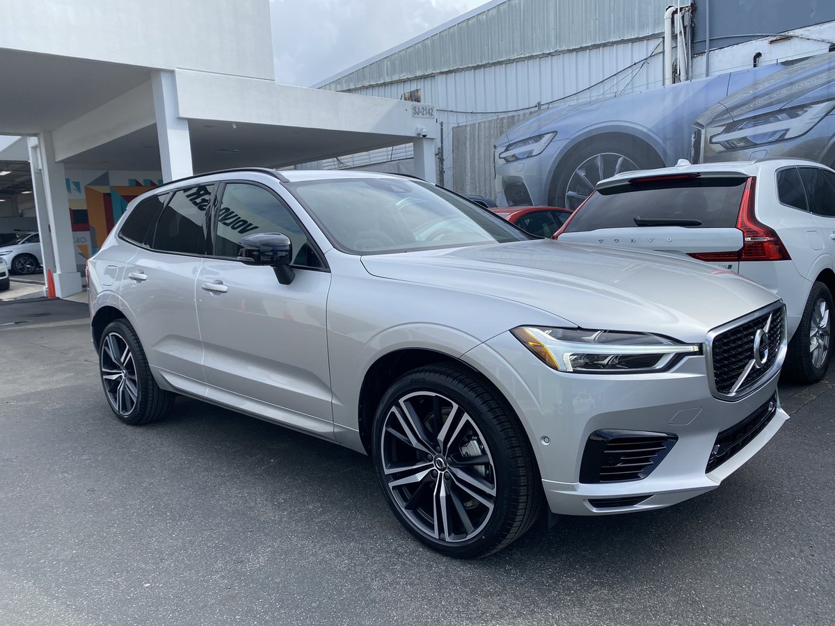 OverdriveNewsPR's tweet photo. El #OverdriveTestDrive de esta semana es la espectacular Volvo XC60 T8 Recharge (Plug-in Hybrid 🔌⚡️). Esta en particular es un modelo R-Design que favorece detalles deportivos sobre lujo. Tiene 400 caballos de fuerza y puede viajar unas 22 millas solo en electricidad. https://t.co/4xJm2pxsFB