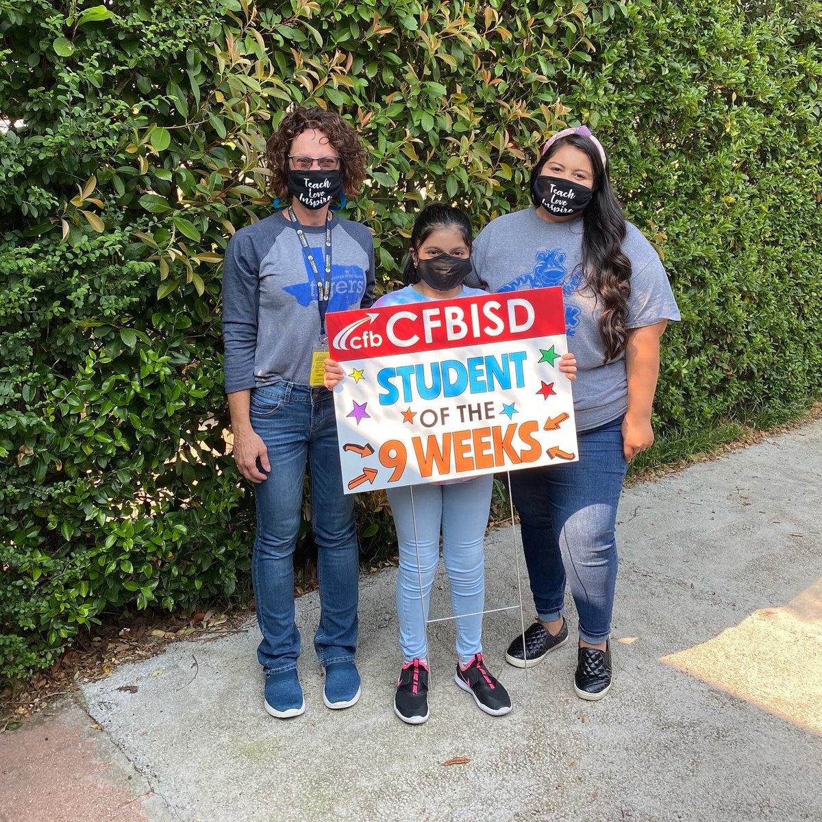 MrsCisnerosCFB's tweet photo. We had a fun afternoon visiting our awesome student of the 9 weeks, Natalia Carrillo, and delivering her cool yard sign and shirt!! She makes us so proud ❤️🐯 #wearemcstrick #tigerpride #cfbisd #proudprincipal @DrChapmanCFBISD @drdanawest @DlrMaggie @chamberlinabe @CFBISD https://t.co/gBcOnggLa7
