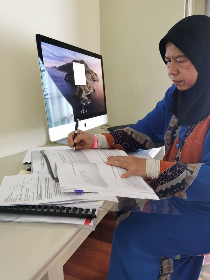 zuraida_my's tweet photo. Bekerja dari rumah sepanjang tempoh kuarantin ini amat berlainan dari kebiasaan, bagaimanapun ini adalah langkah terbaik bagi memutuskan rantaian Covid-19.

Semoga Malaysia bebas covid19. Insya Allah semua akan dipermudahkan buat kita semua. Aamiin. ❤️ 🇲�� https://t.co/LKesYIX6TR