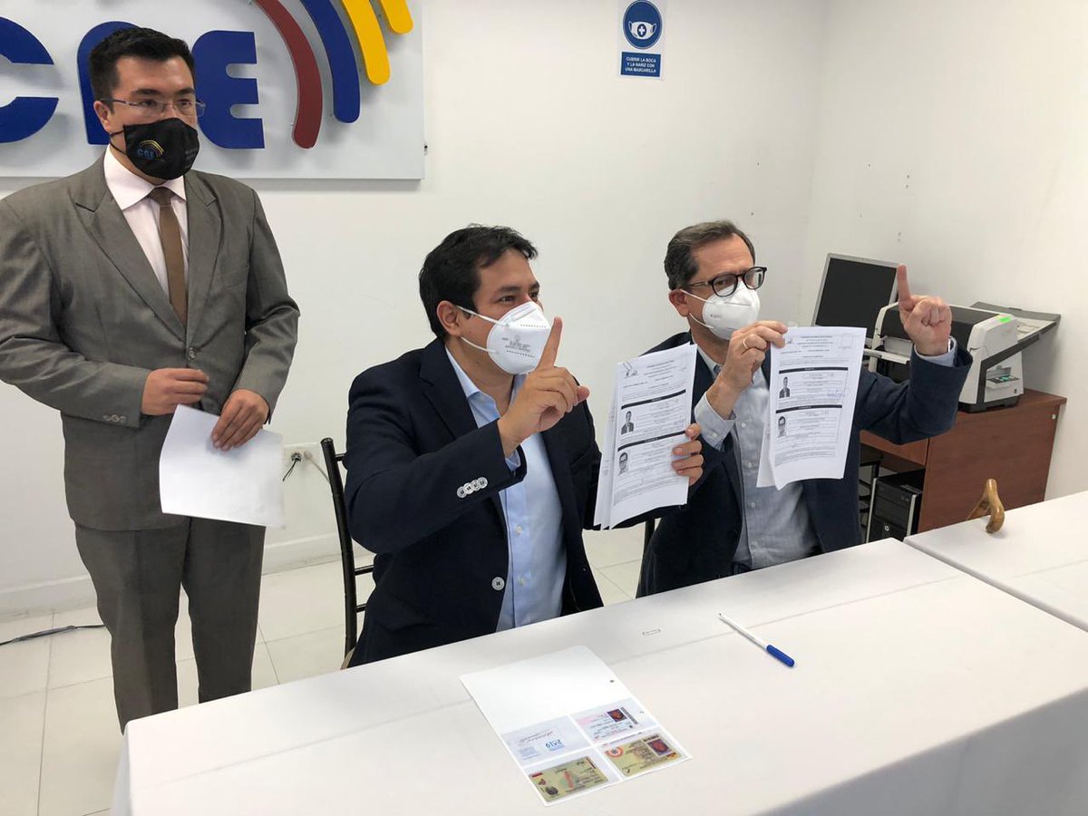 #EsOficial La inscripción del #BinomioDeLaEsperanza marca la história del Ecuador. Quisieron enterrar la esperanza y nuestro sueño de un país mejor encarnando en el proyecto llamado Revolución Ciudadana pero se les olvidó que somos semilla. 
#SeTrataDeTodos
#BinomioDeLaEsperanza