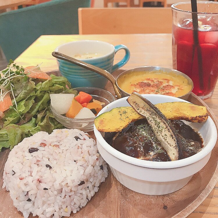HOMEI_nail's tweet photo. おはよっち☀️
昨日の銀座はお天気よかったので、久しぶりに館外ランチに出ました🍽
北欧カラフル🌲✨
インテリアとお料理とネイルが、いぃ感じにシンクロ☺️w
今日は
川崎アトリエに向かっています🚃 GOTO💨
アトリエ よっち🍩
#HOMEI #NE110 #NE63 #NE14 #NE72 https://t.co/pTnRlS1zSk