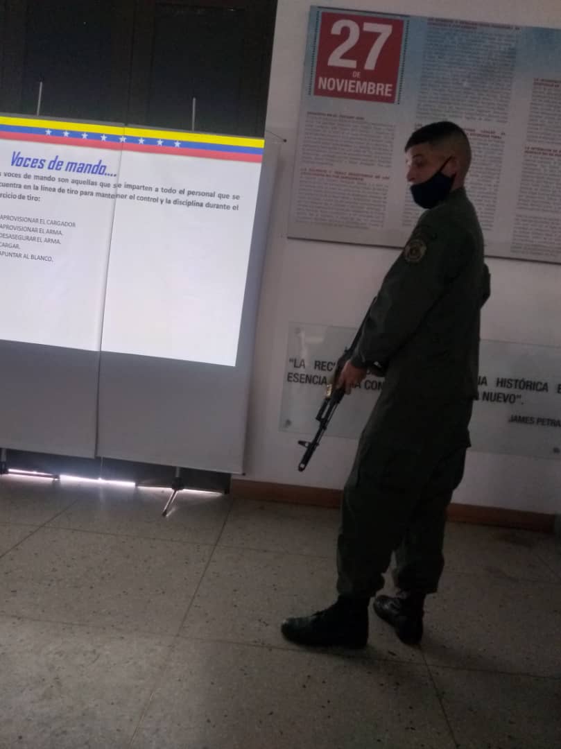 MUSEAVIA's tweet photo. #2Oct2020 Parte de las Actividades SAT @MUSEAVIA realiza entrenamiento en desarme de armamento individual y fusil al personal para operar con seguridad.
@AmbInspectoria
@rspallonem
@AmbFanb
#LaFanbEsSeguridad https://t.co/bnK7ChJgRx