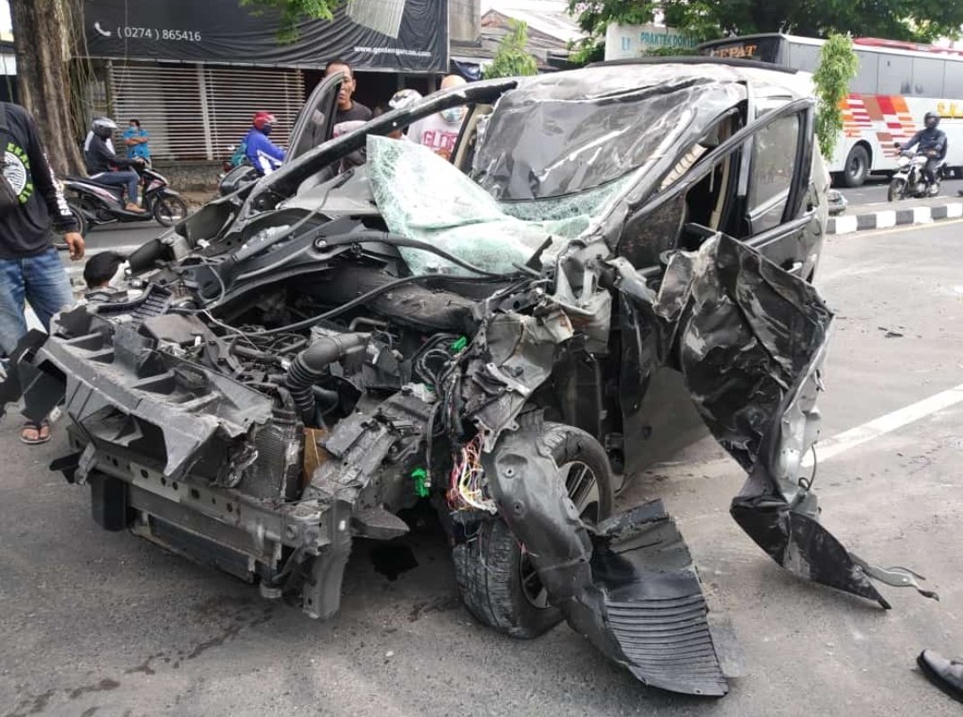 Kecelakaan parah tjd di Jl. Magelang Km 7,8 Mlati pagi tadi melibatkan 2 mobil &amp; sepeda motor. Sementara tercatat 3 orang MD, semua kendaraan dr arah utara. Selalu hati2 saat berkendara lur, jalan raya adlh pembunuh nomer satu di Indonesia  |<a href="/RagilSempronk/">Ragil Suryo Raharjo</a>