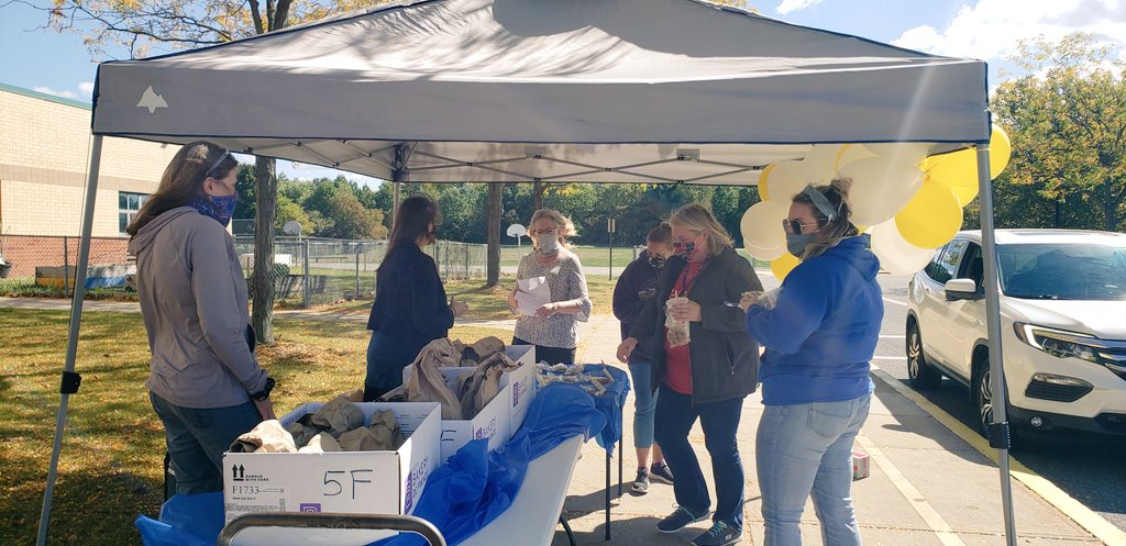 valeriempowell's tweet photo. Thank you to Glade PTA for showering the staff with appreciation in the form of lunch, sweet treats,&amp;kind notes! Nikki Ramsay reminded teachers that self-care is important &amp;to take time to focus on yourself between the many hours dedicated to students!#gladestrong #workhardbekind https://t.co/6CMKhCXXl7