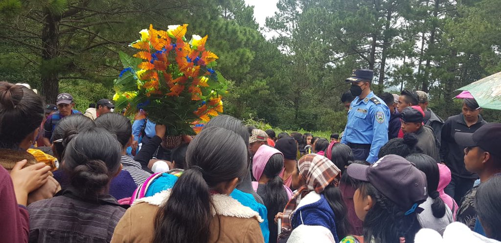PoliciaHonduras's tweet photo. #LagrimasYDolor 

Triste adiós al Agente de Policía Elmer Corea García durante su sepelio en la comunidad de San Matías, Guajiquiro, La Paz

Lea aquí como sucedió... https://t.co/YqezVvcMR3 https://t.co/BVOHRL6x5E
