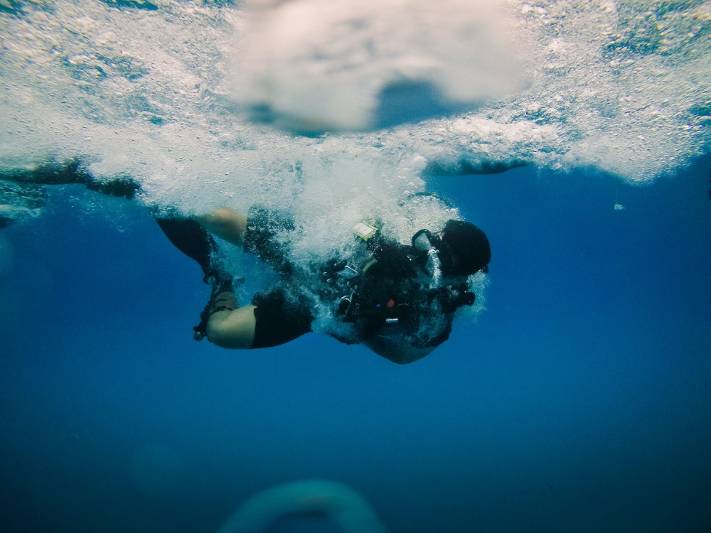 USPACOM's tweet photo. Seabees assigned to Underwater Construction Team #UCT2 Construction Dive Detachment Alfa inspect a buoy within the Tinian Harbor in CNMI. #Seabees #FreeandOpenIndoPacific https://t.co/KvG1ZAwA2d